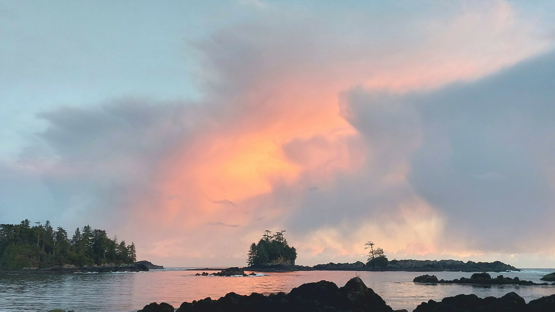 Snug Harbour Inn Sunset scaled